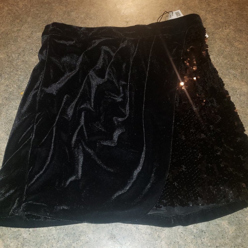 Zara Black Velvet skirt small New with Tags